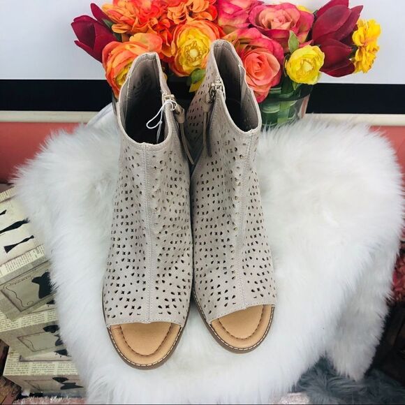 NWOB Dr. Scholl's Peyton Peep Toe Buff Ankle Booties - Picture 3 of 6